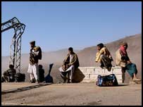  وادیِ ناران میں سڑک پر انتظار کر رہے کچھ لوگ