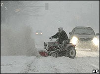 TRabalhador tenta tirar neve das estradas na Filadélia