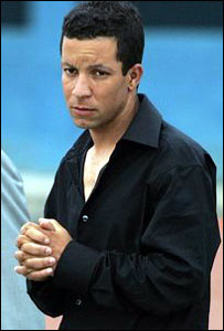 Alex Alves Pereira chega ao aeroporto de São Paulo acompanhando o corpo do primo Jean Charles