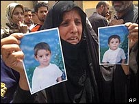 مادر عراقی عکس دو فرزند مقتولش را در دست دارد