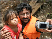 Phóng viên ban Ấn Độ Rajesh Joshi và em bé thổ dân