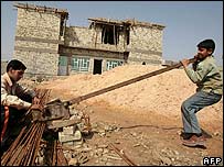 Jovens iraquianos trabalham em um construção em Bagdá