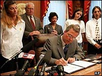 Jeb Bush sanciona lei