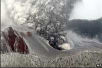 Y llosgfynydd yn chwydu mwg