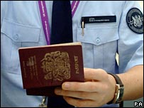 移民官员检查护照