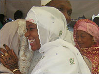 Casal em casamento coletivo em Camarões