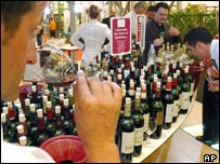 ایک آدمی فرانسیسی وائن چکھ رہا ہے۔