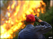 Một người lính cứu hỏa bó tay đứng nhìn đám cháy ở Moncao, Bồ Đào Nha