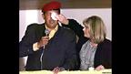 Hugo Chávez discursa na comemoração dos resultados das eleições presidenciais de 2000, enquanto sua mulher, Marisabel Rodríguez, limpa o suor de seu rosto