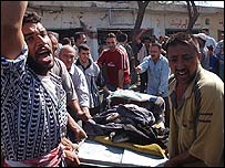 विस्फोट के बाद शव ले जाते लोग