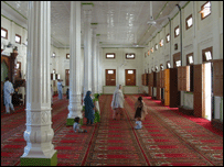 الیاس مسجد پر عقیدت مند دور دور سے آتے ہیں۔