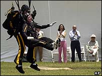 Ex-presidente George Bush chega em terra