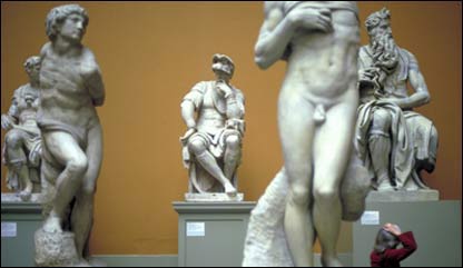 Galeria de esculturas no museu Victoria and Albert, em Londres. Crédito: www.britainonview.com