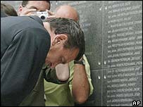 Schröder em memorial às vítimas do levante