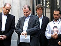 مارک تامسن، مدیر کل بی بی سی، مارک بایفورد، معاون وی و ریچار سمبروک، رئیس خبر در سرویس جهانی  در مقابل بوش هاوس