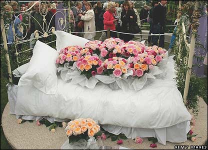 Yatakta sergilenen güller