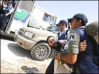 ग़ज़ा से हटने का विरोध करते लोग