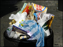 Comida em lata de lixo