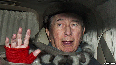 何鴻燊乘車離開三太太陳婉珍住所(27/1/2011)