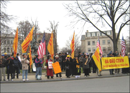 Người biểu tình tại công viên đối diện Đại sứ quán Việt Nam.