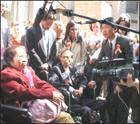 Hai nạn nhân chất Da Cam Việt Nam trả lời phỏng vấn báo giới