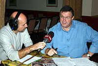 Garry Owen yn holi Terwyn Tomos yng nghaffi Beca