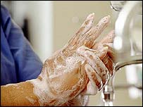 Vệ sinh bàn tay và vệ sinh vô khuẩn của cán bộ y tế vẫn còn có hạn chế