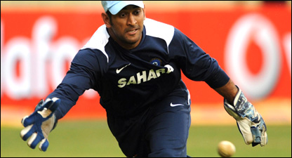 भारतीय क्रिकेट टीम के कप्तान महेंद्र सिंह धोनी 