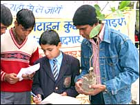 पौधा रोपते लोग