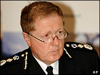 O chefe da Polícia Metropolitana de Londres, Ian Blair