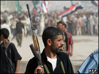 Kerbela'da silahlı bir adam