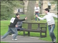 Jogadores tiram fotos das roupas dos adversários