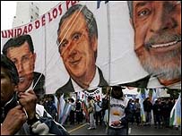Cartaz dos presidentes Chávez, Kirchner e Lula