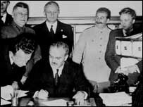 Stalin chứng kiến Ribbentrop và Molotov ký hiệp ước vùng ảnh hưởng ở châu Âu