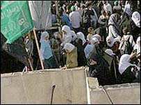 Çocuklarıyla beraber insan kalkanı olan Filistinli kadınlar