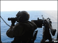 Militares monitoram o oceano próximo à Somália