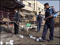 policiais examinam local da explosão