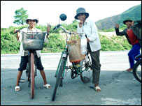 Các chú bé bán hàng rong ở vĩ tuyến 17