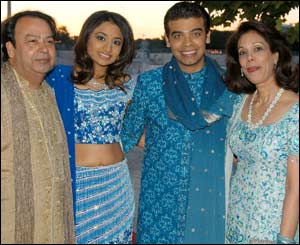 वर-वधू दूल्हे के पिता अरुण और माता रेणू के साथ