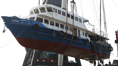 搬運人員從香港南丫島岸邊吊運移走南丫四號殘骸（14/10/2012）