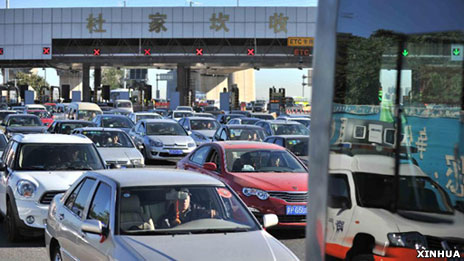 中国京港澳高速公路北京杜家坎收费站出城车辆排起长龙(新华社图片30/9/2012)