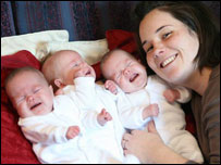 Hannah Kersey e as trigêmeas (Foto: SWNS)