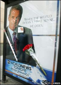 Hoa đặt trên một tấm áp phích có hình Peter Jennings ở New York