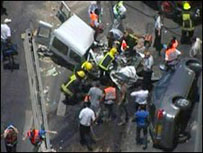 Carros destruídos pela escavadeira