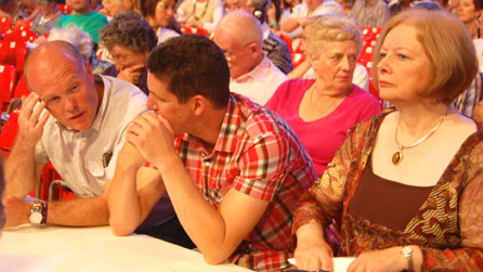 Y tri beirniad cyn esgyn i'r llwyfan