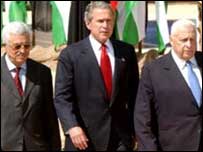 İsrail Başbakanı Şaron, ABD Başkanı Bush ve eski Filistin Başbakanı Mahmud Abbas, Akabe görüşmelerinde