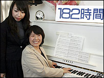 A pianista Kuniko Teramura (dir.) com sua filha, Nao