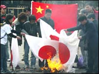 Çin'de Japon bayrağı yakan göstericiler