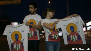 Художник Лоскутов показывает футболки в защиту Pussy Riot