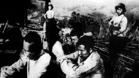 Ảnh tư liệu chụp cảnh dân quân Việt Nam bắt tù binh Trung Quốc ở Cao Bằng ngày 26/2/1979